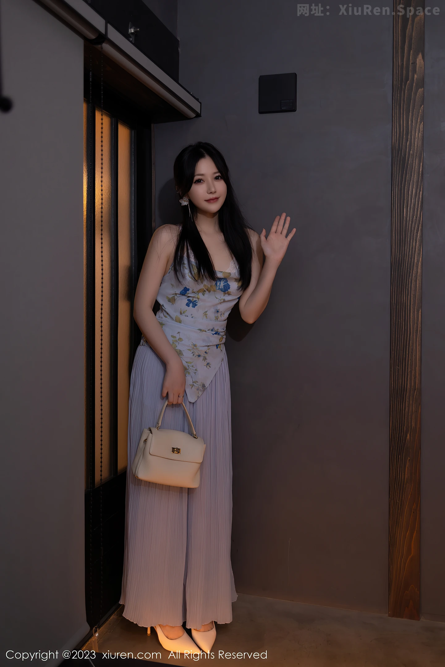 图片[4]-[XiuRen秀人网]VOL.7681 模特鱼子酱Fish情节拍摄性感蓝灰上衣配长裙秀曼妙身姿诱惑写真81P-秀人网官方网站